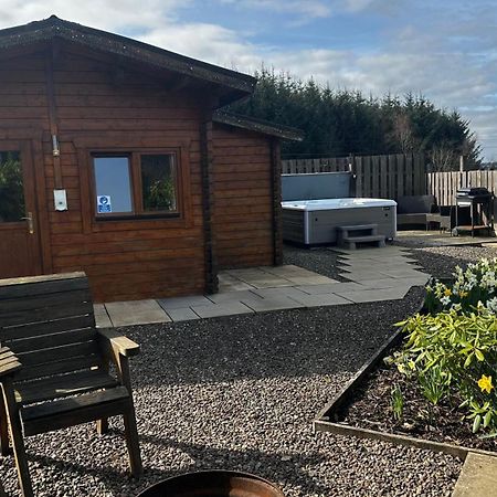 Lochinvar - Highland Log Cabin With Private Hot Tub Airdrie Buitenkant foto
