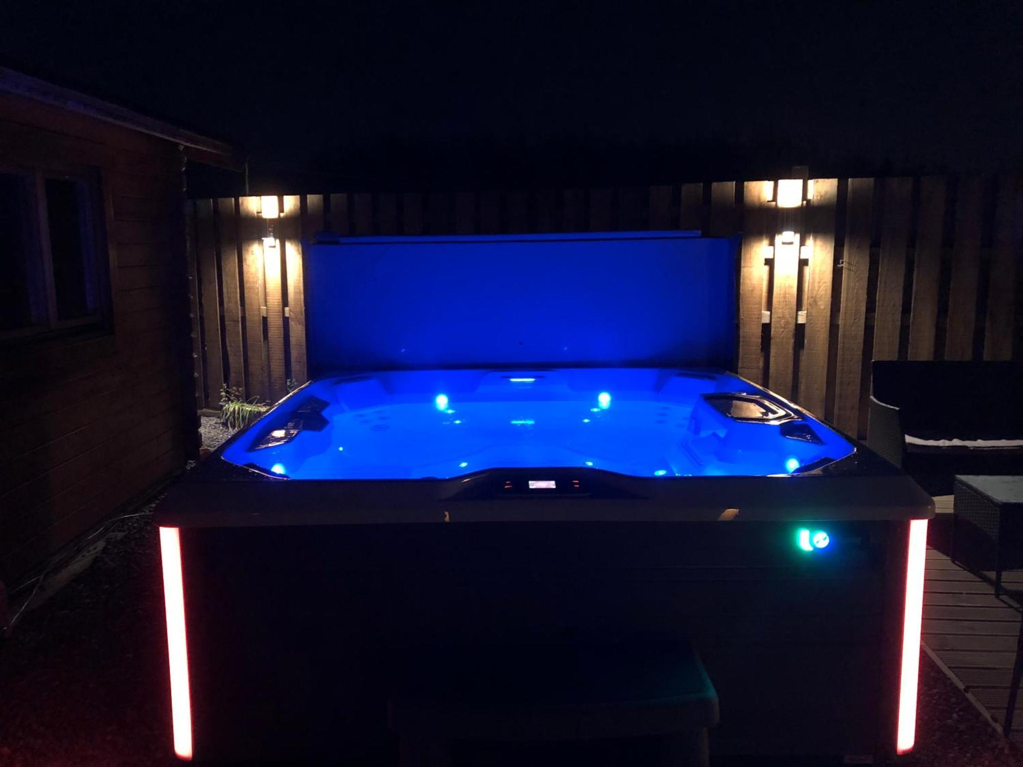 Lochinvar - Highland Log Cabin With Private Hot Tub Airdrie Buitenkant foto