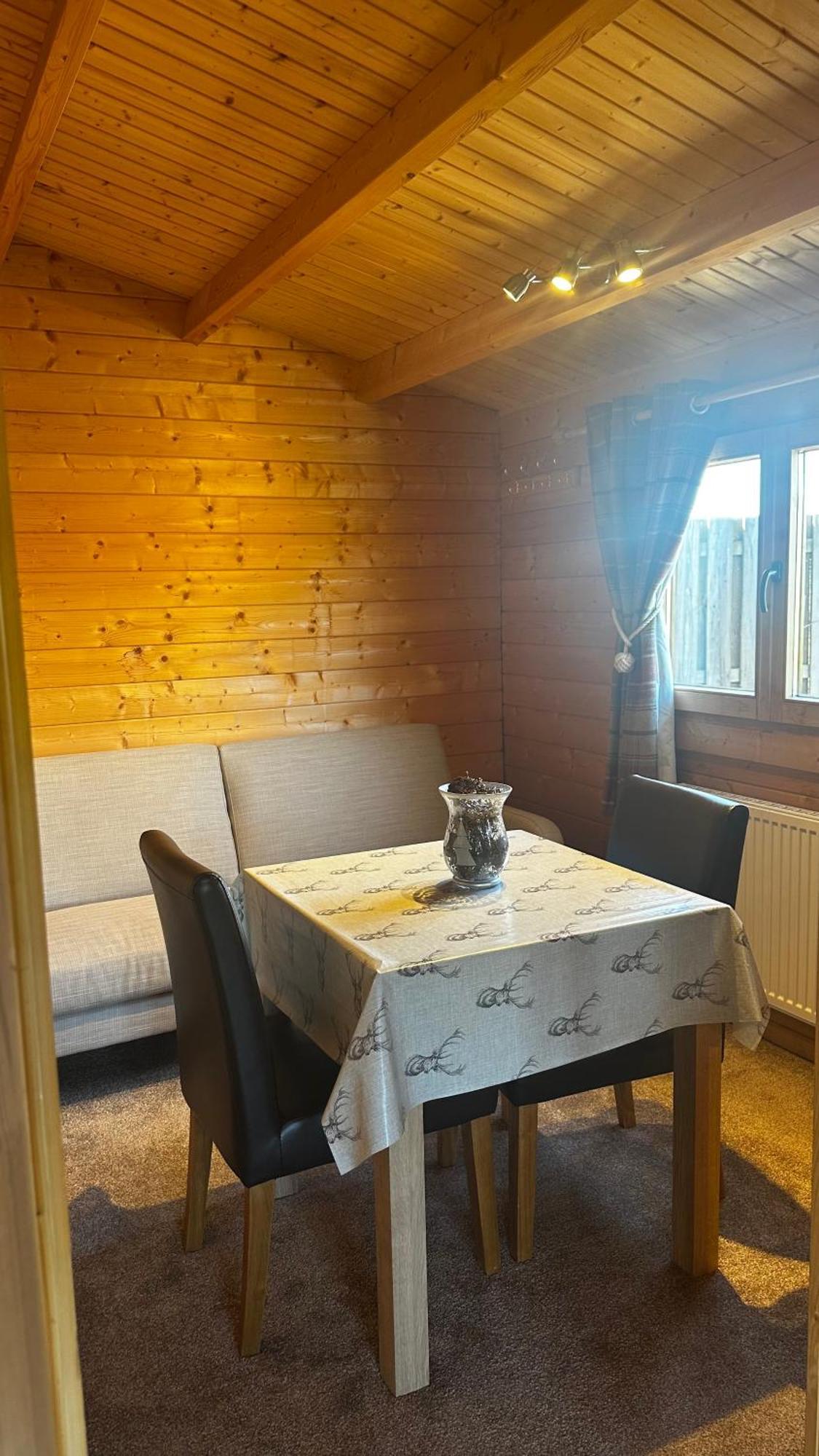 Lochinvar - Highland Log Cabin With Private Hot Tub Airdrie Buitenkant foto