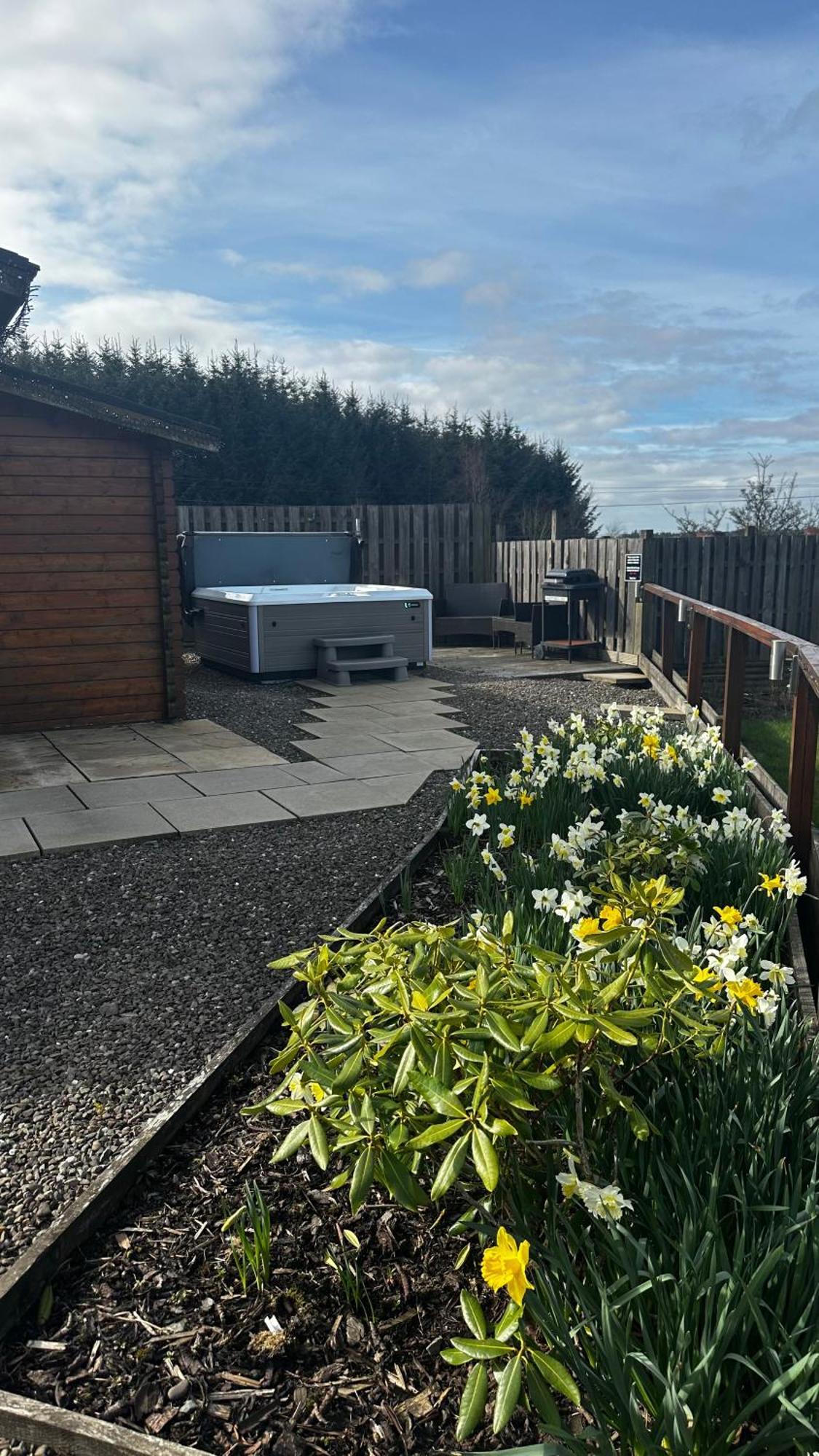 Lochinvar - Highland Log Cabin With Private Hot Tub Airdrie Buitenkant foto