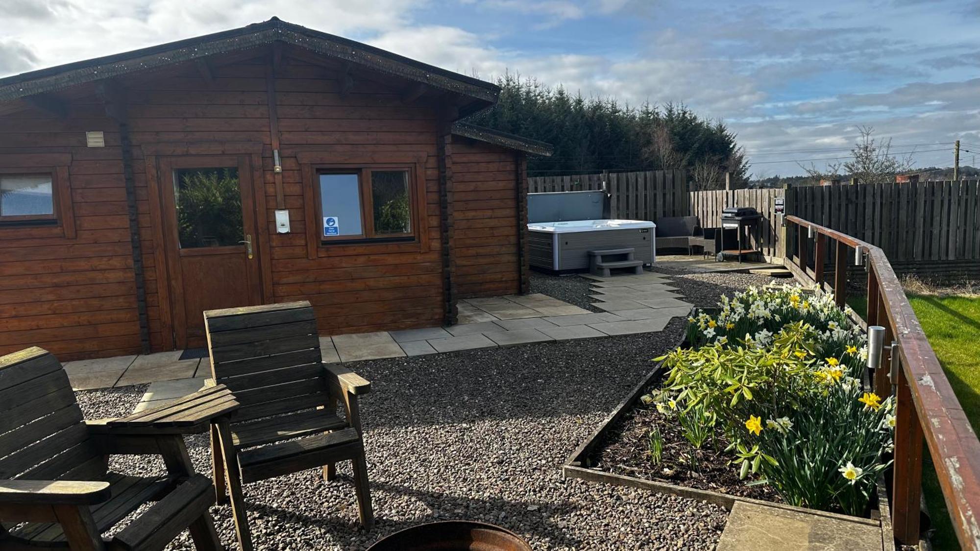 Lochinvar - Highland Log Cabin With Private Hot Tub Airdrie Buitenkant foto