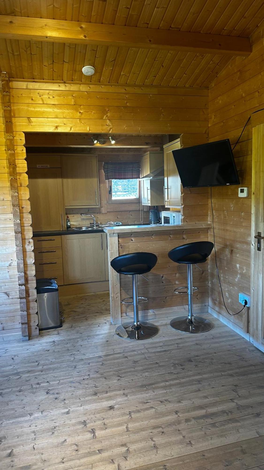 Lochinvar - Highland Log Cabin With Private Hot Tub Airdrie Buitenkant foto