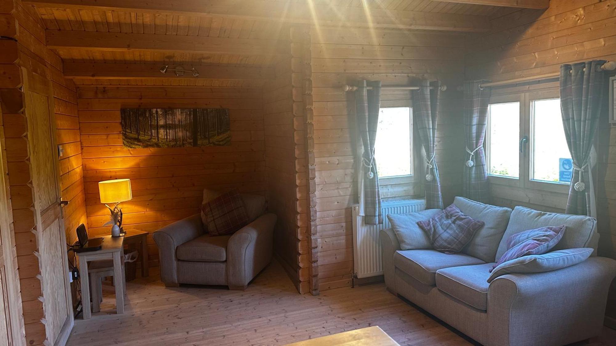 Lochinvar - Highland Log Cabin With Private Hot Tub Airdrie Buitenkant foto
