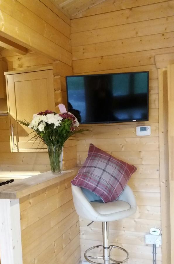 Lochinvar - Highland Log Cabin With Private Hot Tub Airdrie Buitenkant foto