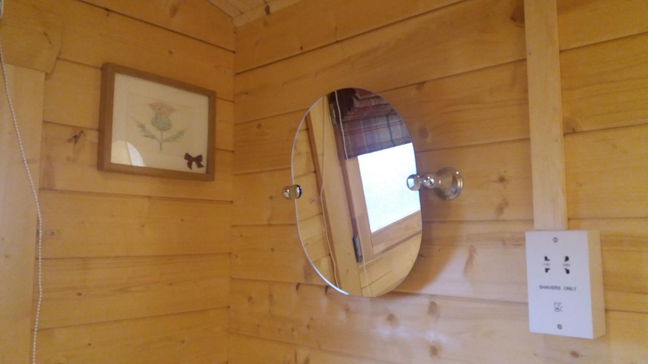 Lochinvar - Highland Log Cabin With Private Hot Tub Airdrie Buitenkant foto