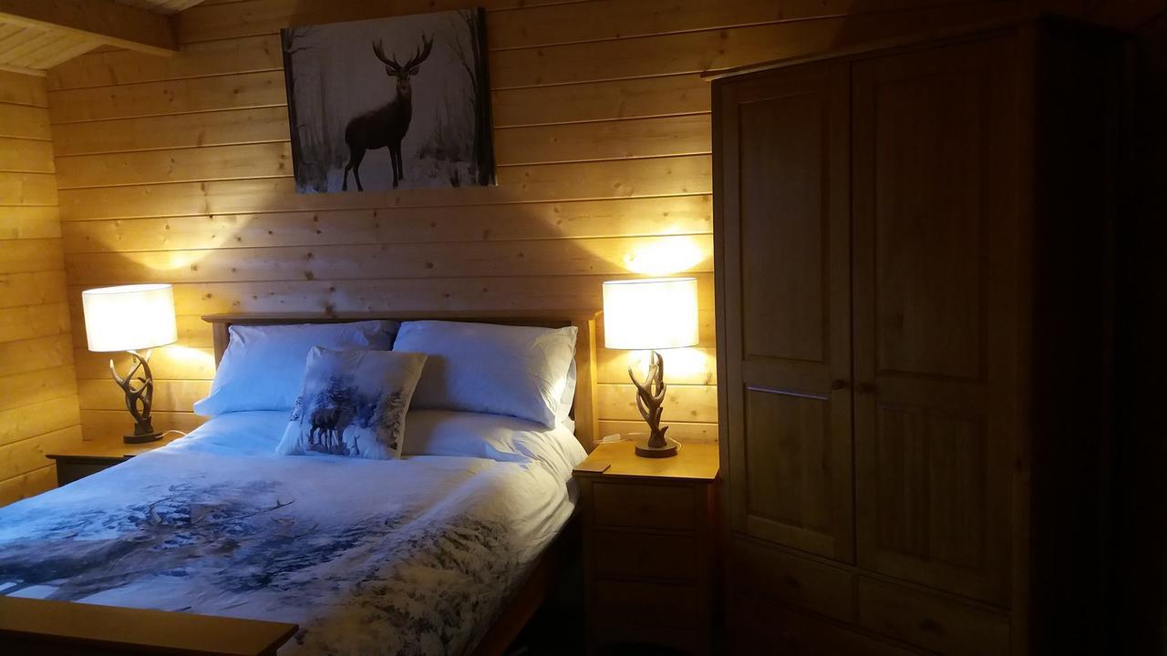 Lochinvar - Highland Log Cabin With Private Hot Tub Airdrie Buitenkant foto